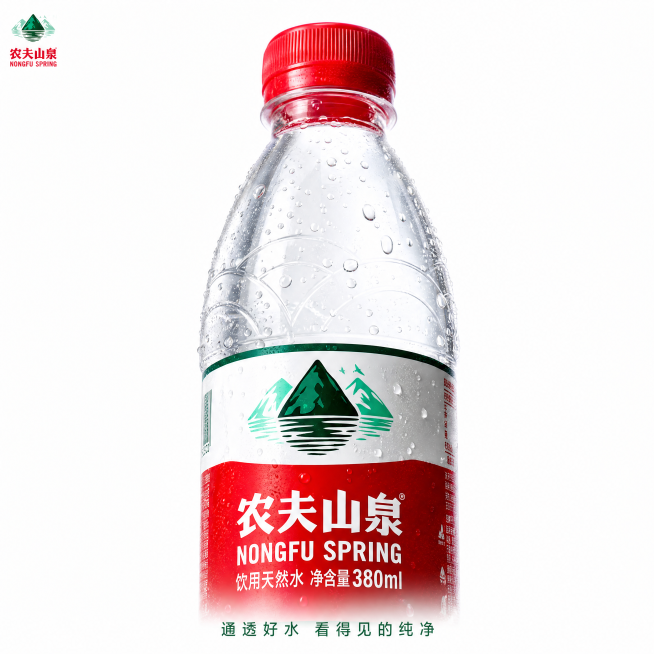 [主图-3] 农夫山泉天然水瓶身细节特写主图，特写展示瓶身标签与水珠细节，纯白背景，突出水质通透与瓶身做工。保持产品标签的文字、Logo、配色、山水图案与输入产品图绝对一致，杜绝任何变形色差。[氛围风预览效果