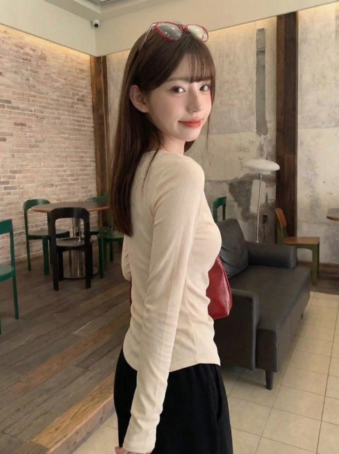 「图片1」保持人物细节不变，更换5组不同姿势，包含正面、侧面、背面图预览效果