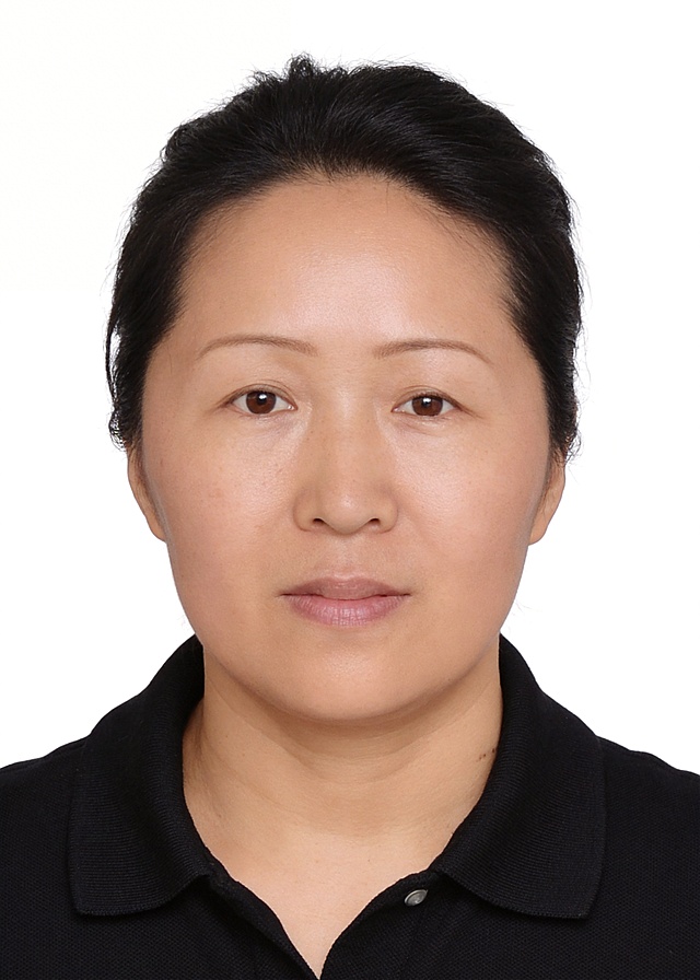 保留第一张图中人物发型､脸型､年龄特征和真实皮肤状态生成标准样式纯正面证件照;人物主体严格居中,头部大小与位置严格对齐第二张图,双肩水平平衡,面部中轴线对齐画面中心,正视前方;不添加额外美颜磨皮,保留原有皮肤纹理和真实感,保持人物原貌;标准证件照构图,人物绝对居中;头顶上方距离上边缘高度10%,下巴距离画面下边缘高度30%,人物主体占比约68%;肩部平展与画面水平轴平行;头部占比严格对齐第二张图;自然肤色,保留真实肤质,不修饰脸型,不改变五官;不戴帽子,无头饰,无发带,不戴眼镜,无胡子,面部保留原有特征,身着黑色翻领 polo 衫上衣;标准焦段50mm,纯正面,入境范围头部至胸部以上区域,F/4光圈(兼容F/2.8-F/4区间),平视视角(镜头与人物视线完全齐平),正视视图;人物绝对居中(居中构图),位于画面中心;严格限定标准证件照规格;视线水平(瞳孔连线与画面水平线平行);双耳对称露出,双肩水平且平衡,头部占比严格对齐垫图,禁止大头照(画面铺满画布,无边框留白);柔和正面顺光均匀柔光,面部明亮无硬影,背景均匀提亮,画质清晰,零噪点降噪;面部清晰;背景亮度均匀统一;高清锐利画质,细节清晰可见;零噪点处理;色彩还原自然,均匀柔和布光,无明显阴影,面部光影干净,柔光正面打光,自然光影过渡,保留真实皮肤质感,极简纯色白色背景,背景亮度均匀且统一(哑光质感);专业证件照质感,高清人像质感,保留真实皮肤纹理,严格按照第一张图内容生成,分辨率4K,禁止裁切头顶, 禁止额头被截, 禁止超大头, 禁止主体溢出画面, 禁止偏头/倾斜,头顶上边距8-10%, 头部高度60-68%, 双眼高度56-58%, 严格对齐第二张垫图,画面比例5:7