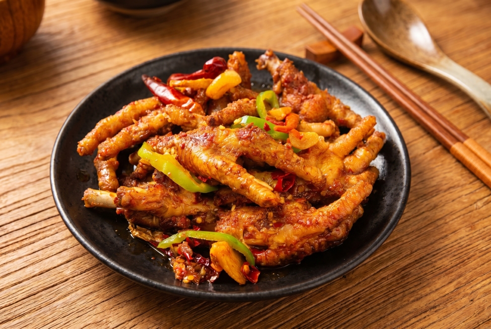 更换背景为暖色调木质餐桌，将食物盛放到黑色陶制餐盘中，添加中式餐具，生成3:2横版构图，智能补齐缺失部分，提亮美食主体，调整颜色对比度饱和度亮度提升食欲，添加暖金滤镜预览效果