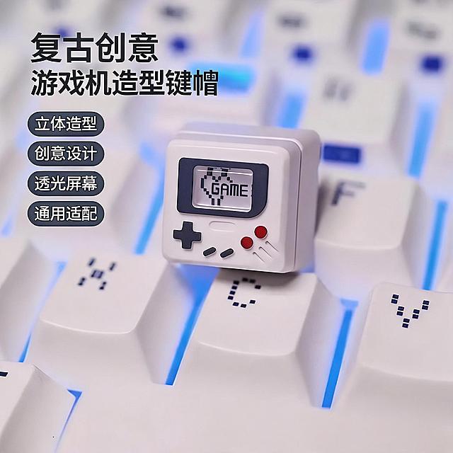 [主图-1] 居中展示复古游戏机造型立体个性键帽首图。[氛围风格] 复古电玩风，创意设计，怀旧质感。[画质] 商业摄影级质感，光线柔和通透，产品清晰真实，画面干净高级，8K超高清细节丰富。[元素] 保持产品外观、物理结构、材质质感、按键配色与参考图绝对一致，杜绝任何变形色差，精细化处理。展示游戏机造型立体键帽安装在白色机械键盘上，商品主体占比65%。背景虚化，放置在细腻哑光浅灰色桌面上，画面干净突出游戏机造型创意设计。[光影] 柔和侧光打造立体键帽轮廓，突出屏幕按键造型细节，光影柔和有层次，主光突出产品，辅光柔和过渡，高光不溢出，暗部有层次，增强复古立体感。[配色] 主色调白灰+红黑按键，复古电玩配色。[视角构图] 斜角平视，景深适中，产品居中主体完整不裁切，满屏无边框。[文字版式] 左上负空间左对齐留安全边距，大字文案写"复古创意 游戏机造型键帽"，深灰色最大号粗体无衬线；四个卖点胶囊分组排列：从上到下依次是「立体造型」「创意设计」「透光屏幕」「通用适配」，半透深底浅字圆角胶囊，分组清晰不遮挡主体。[比例分辨率] 1:1比例，文字清晰锐利，超高清。[负向提示词] 变形，水印，文字错乱，产品图模糊，背景杂乱，遮挡主体，配色刺眼。