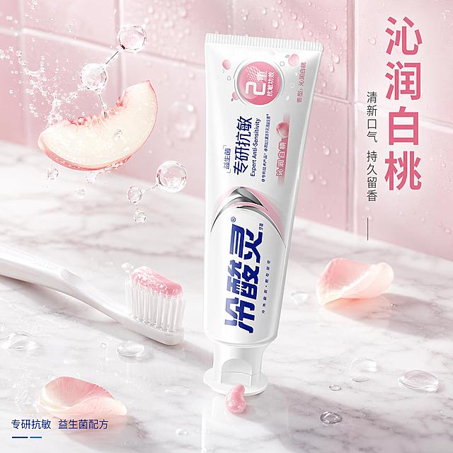 [主图-3] 冷酸灵专研抗敏益生菌牙膏质地与使用场景图，清新口腔护理氛围。
[氛围风格] 浴室清新场景，水润通透，干净整洁，生活化真实感。
[画质] 商业摄影质感、光线柔和通透、产品清晰真实、画面干净高级、超高清细节。
[元素] 画面中央偏右竖立摆放1支冷酸灵专研抗敏益生菌牙膏（沁润白桃味），牙膏盖子打开，管口挤出一小段粉色膏体，膏体质地细腻有光泽。左侧是一只白色陶瓷牙刷，刷毛上沾有少许粉色牙膏泡沫。背景为浅粉色瓷砖墙面，带有柔和的水雾效果，台面上有几滴晶莹的水珠和几片白桃花瓣。左上角有白桃果肉切片悬浮，周围环绕着透明的益生菌分子结构小球（3D渲染质感）。底部是白色大理石台面，产品有清晰倒影。保持牙膏产品外观与输入产品图绝对一致，杜绝任何变形和色差。商品主体占比约60%。
[光影] 顶部自然光模拟浴室窗光，柔和均匀，产品表面有自然高光，膏体有通透质感，水珠有明亮反光，整体清新干净。
[配色] 主色调白色+浅粉，辅助色冷酸灵蓝、粉色膏体、大理石灰纹。
[视角构图] 45度俯视角度，产品与牙刷呈对角线摆放，前景水珠增加层次感，背景虚化突出主体，满版无边框。
[文字版式] 画面右上角负空间位置，竖排两行文字，大字"沁润白桃"粉色粗体，下方小字"清新口气 持久留香"灰色细体；左下角小字"专研抗敏 益生菌配方"蓝色细体。所有文字放在负空间，不遮挡产品主体。
[输出要求] 1:1比例，文字清晰锐利，超高清商业摄影质感。
[负向提示词] 变形，文字错乱，产品图模糊，背景杂乱，水印，电商平台Logo，二维码，联系方式。