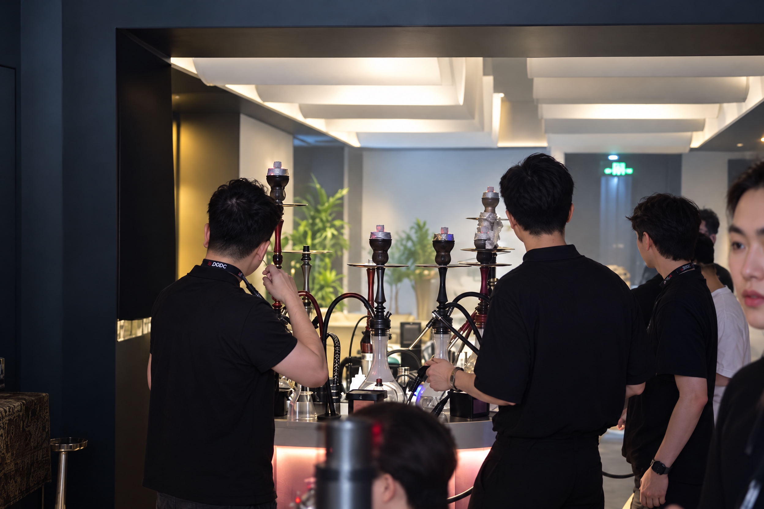 提升整体画质，去除噪点，增强精修质感，保留真实自然的写实质感，… - 图片创意预览