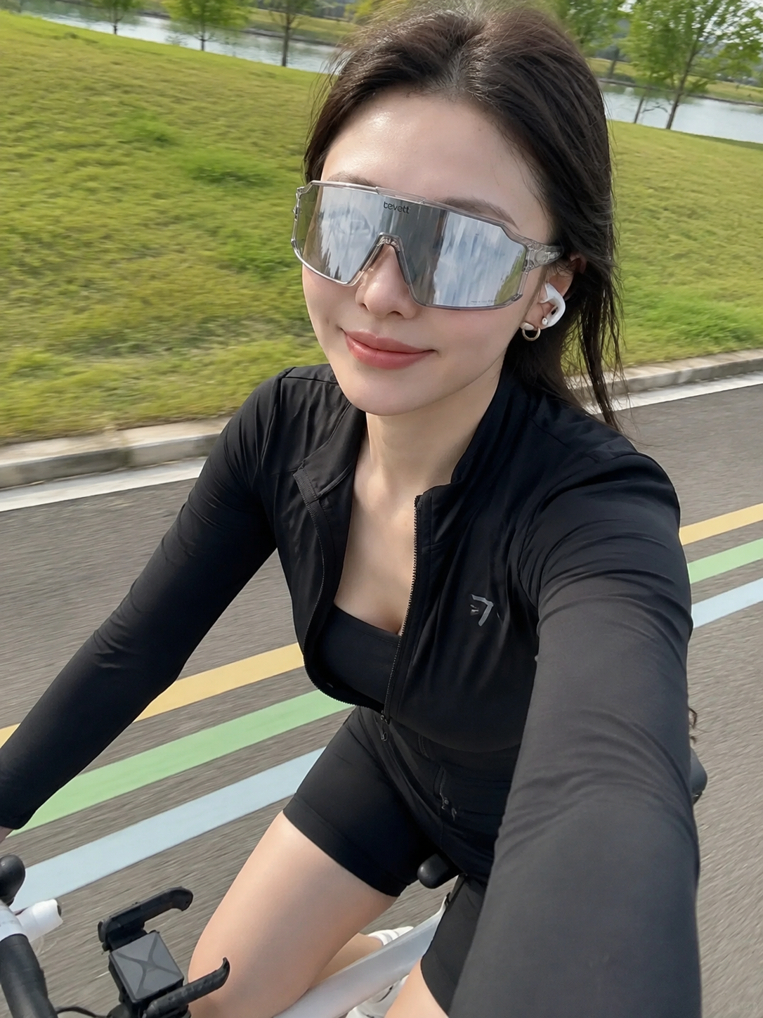 一位漂亮的中国女生，五官精致，化着干净又漂亮的妆容，哑光底妆，… - 图片创意预览