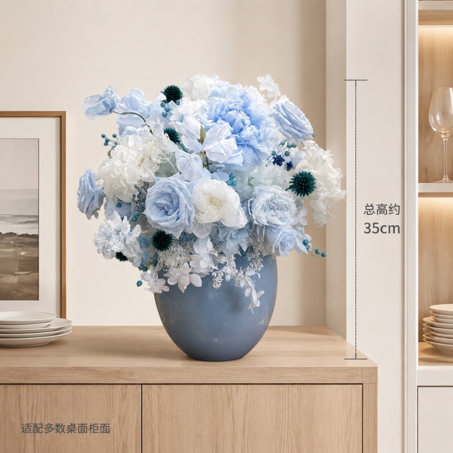 [主图-4] 尺寸信息与适配场景展示，蓝白永生花大叶绣球插花；氛围风格：真实居家摆放参考，清晰直观；画质：商业摄影质感、光线柔和通透、产品清晰真实、画面干净高级；元素：产品放置在标准餐边柜桌面上，旁边预览效果