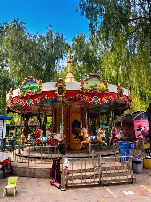 帮我精修一下我上传的图片使其看上去很清晰8k画质 强化细节，不要改变原图，把天空P的蓝一点预览效果