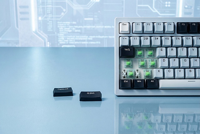 将图中的水面桌面背景更换为淡蓝色调的简约质感桌面，保留键盘、散落键帽和倒影效果，整体光影协调，风格清新科技感