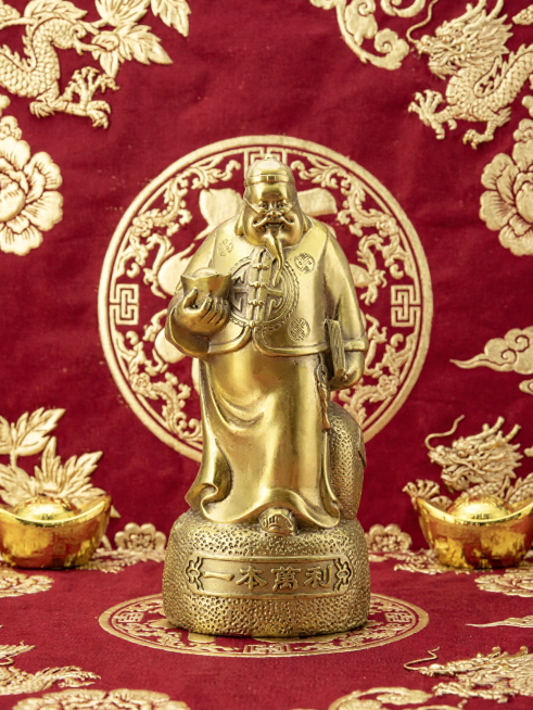 保持这个金色一本万利财神雕像主体不变，更换为红色喜庆红底金纹新背景，3:4比例预览效果