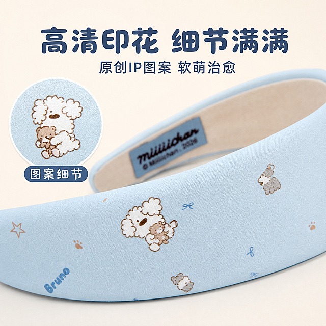电商主图3，淘宝/天猫风格，1:1比例。miiiiichan奶蓝满印小狗宽版发箍细节特写，聚焦发箍正面中央区域，放大展示满印的可爱小狗插画图案细节——白色卷毛小狗抱着棕色小熊、灰色雪纳瑞、小星星、小蝴蝶结、小爪印，图案线条清晰，色彩柔和，奶蓝色底色纯净。面料质感细腻光滑。背景为浅米色，简洁干净。上方文字"高清印花 细节满满"，圆润字体深蓝色；下方小字"原创IP图案 软萌治愈"。画面左侧有一个圆形放大框，框内是小狗图案的超近景特写，框下标"图案细节"。产品占画面约70%，微距摄影质感，柔和均匀光线，细节清晰。禁止变形、错字、模糊、水印、平台Logo。