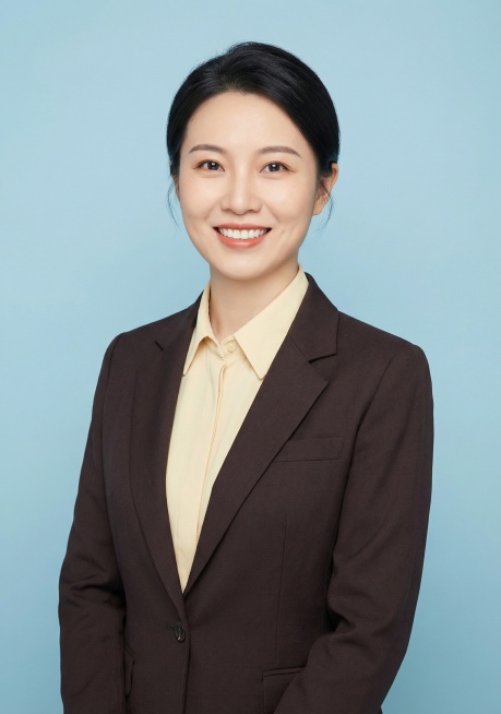 模仿参考照片风格，生成一位教师证件照，人物正面站立，双臂自然放下，穿着深棕色西装外套内搭浅黄衬衫，浅蓝色纯色背景，柔和均匀的商业人像布光，突出人物面部预览效果