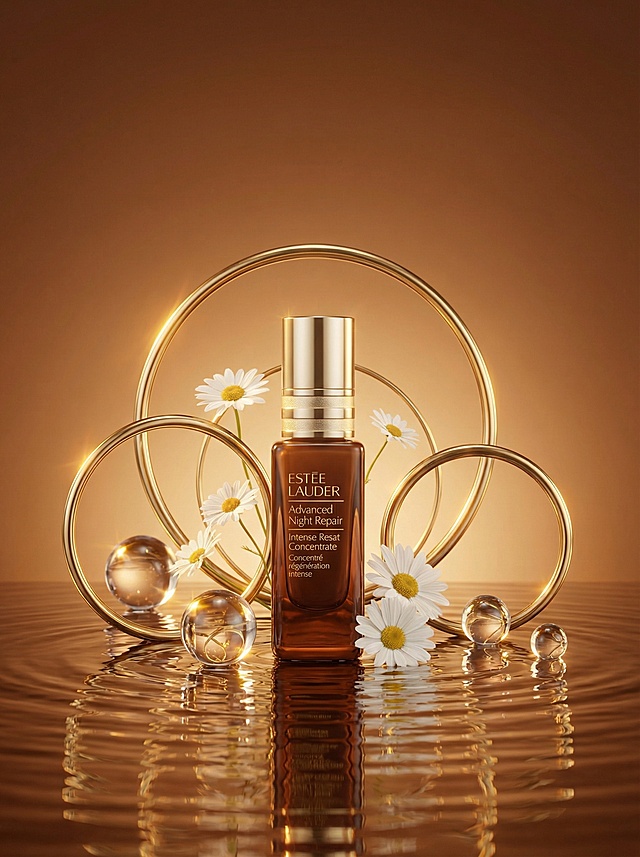 主体内容：雅诗兰黛品牌精华液（棕透瓶身、金标标识）保持瓶身不变；场景设定：暖棕渐变背景+水波纹台面；风格参考：轻奢高级护肤产品海报；色彩色调：暖棕+金+透明（水晶球）；构图视角：竖版中心特写构图；附加细节：搭配白雏菊、金色圆环装饰，点缀透明水晶球，配“光线带柔金反光质感，整体呈现精致奢华的护肤产品氛围。