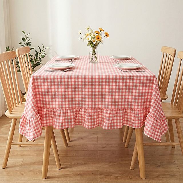 红白格纹桌布搭配木制餐桌，田园风与轻拟物设计交织，双色格纹与荷叶边细节营造清新质朴的温馨氛围，尽显文艺居家美学。