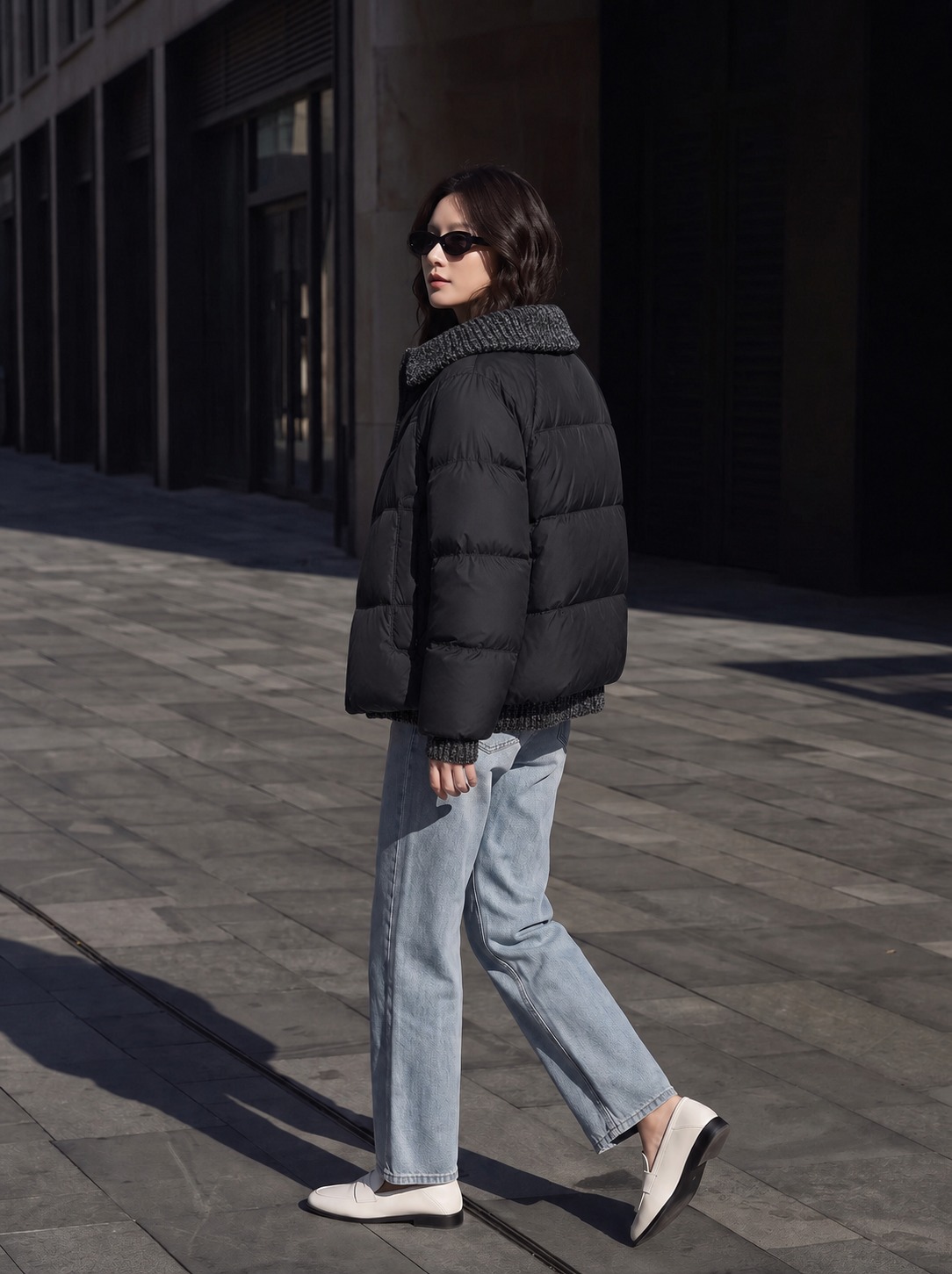 将第一张图中模特的上衣替换为第二张图中的服装款式、颜色和所有细… - 图片创意预览