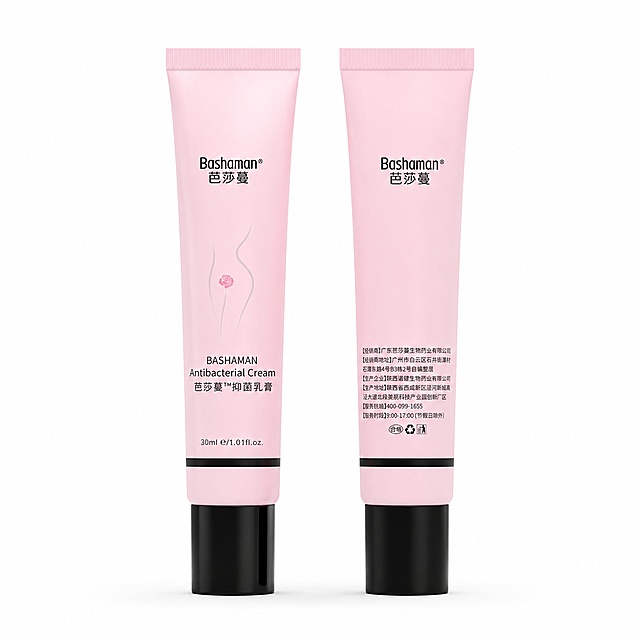 产品精修，优化效果图，高清3D渲染芭莎蔓抑菌乳膏产品图，产品置于纯白背景上，专业商业棚拍光，5500K标准中性白光，轮廓光，体积光，曝光正确，强烈真实立体感，修复材质细节弱问题，基于原图材质恢复纹理、颗粒、折射、高光，避免糊成塑料感，接地处保留干净浅淡的自然接触阴影，严禁大片投影、脏灰阴影和悬浮感，主体居中，两件商品完整入画不裁切，商品外轮廓视觉体量约画面60%-80%，四边均匀留白约10%-20%，严禁满幅铺满与贴边顶满，两件商品按原图顺序均衡陈列，大小一致、间距统一、对齐整齐、同一机位和近似角度，逐个摆正校准水平线和垂直轴，底部基线对齐，极致超清画质，细节清晰锐利，4K分辨率，商业级实拍质感，保留原图真实材质与结构细节，严格锁定原图商品粉色和黑色配色，保留原图偏浅粉的颜色倾向；严禁提白、漂白、冷白化、去色或融入白底，多件商品逐件对应原图色相、材质光泽和分段色块边界，锁定原图商品轮廓、件数、部件位置、连接关系、所有标签文字和可见功能细节，只做精修不重绘结构，软管压边、管口、盖体、罐口、肩线、标签和容量比例与原图完全一致，禁止改开口方向、改盖型、拉伸瓶身或重排文字，保持哑光/半哑光塑料软管质感，柔和漫反射，低高光，表面细腻，正视图，标准透视校正，正常透视焦段，保持同类机位