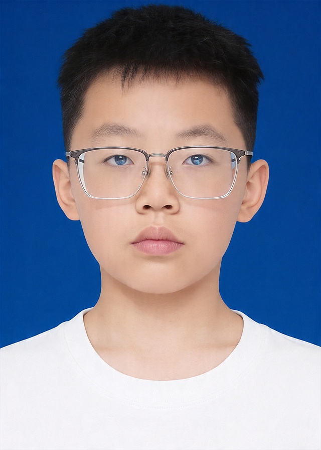 保留第一张图中人物发型､脸型､年龄特征，眼睛平视镜头，生成清晰标准一寸证件照，优化画质，自然美颜磨皮，均匀肤色，提升清晰度，保留佩戴眼镜，浅白色圆领上衣，极简纯色标准蓝色背景 #438EDB，主体居中，构图符合一寸证件照规范，禁止裁切头顶，分辨率4K，画面比例5:7