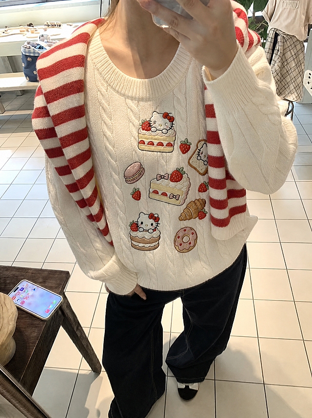 将图6的米白色麻花针织毛衣（带有Hello Kitty、草莓蛋糕、马卡龙、可颂、甜甜圈、吐司刺绣图案，宽松版型）穿到图2模特身上，再将图7的红白条纹披肩搭在模特肩上。衣服版型、花色、纹理、面料严格复刻参考服装，真实人像摄影，自然光，皮肤质感真实，高清，写实，柔和环境光影，衣服贴合身体，服装褶皱自然，无水印，无文字，无logo，无畸形肢体，画面干净，不要改变人物长相，保持原图背景和人物姿势不变