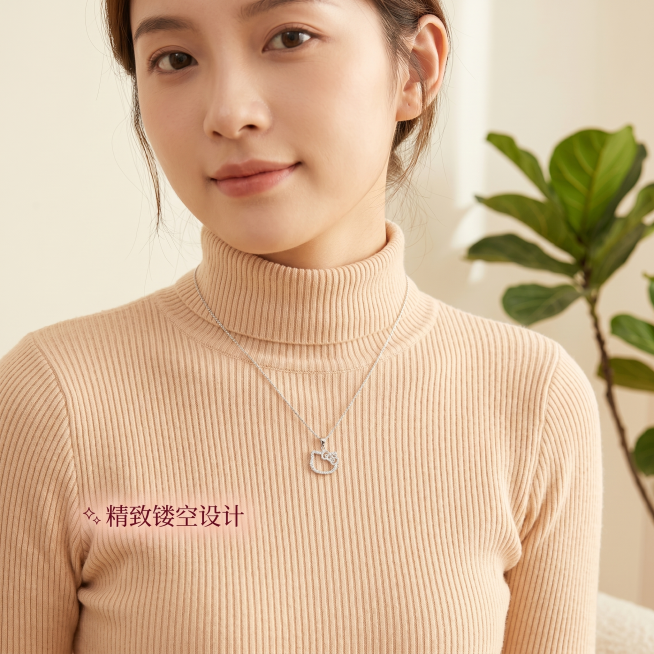 [主图 2] 项链佩戴效果展示图
[氛围风格] 温馨舒适家居治愈风，高级松弛感，生活化自然场景
[画质] 商业摄影质感，光线柔和通透，产品清晰真实，画面干净高级，超高清
[元素] 年轻亚洲女生穿着浅杏预览效果