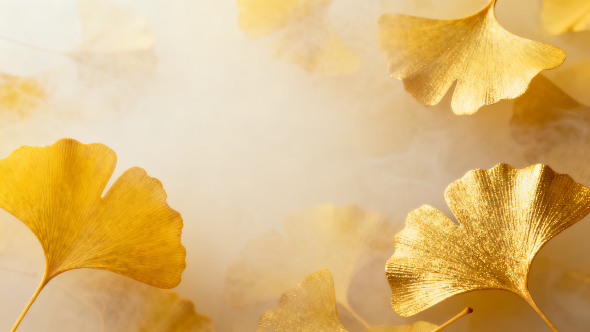 黄色银杏叶PPT底版，整体雾化朦胧效果，金色银杏叶片纹理，淡雅留白适合文字排版，高清背景预览效果