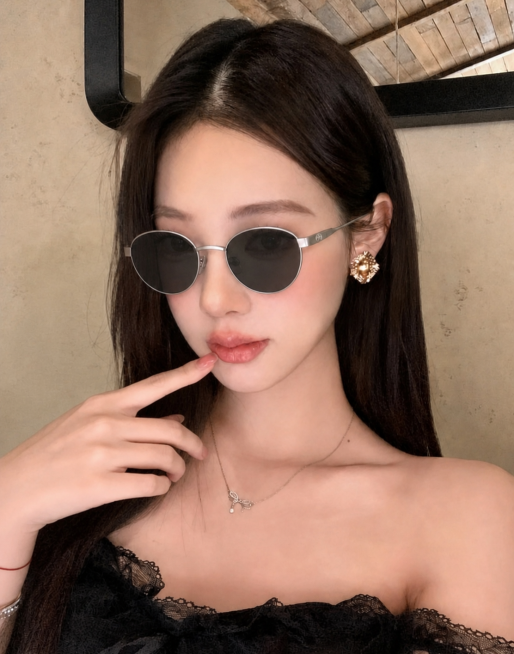 将图1人物的手部姿势修改为图2的姿势：一根手指放在嘴唇上，保留图1脸上的墨镜不变，保留图1原有的发型、黑色衣服、项链、耳环，保持背景和整体风格不变预览效果