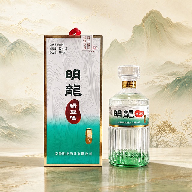 [主图-5] 单瓶酒加包装盒展示，体现完整包装与送礼属性。将背景替换为淡雅的新中式风格，带有隐约的山水纹理，画面鲜艳但不过艳，整体色调以翡翠绿、米白、暖金为主，自然柔光商业摄影质感，画面干净无任何额外添加的文字。左侧为包装盒，右侧为单瓶酒，两者并排摆放，包装盒与酒瓶均完整展示正面，底部有自然投影，产品整体占画面约65%。视角为正面微俯视，体现产品包装的精美感。商业摄影质感，柔和侧光，包装盒纸质纹理清晰，酒瓶玻璃通透，两者光影统一，底部阴影自然融合。主色翡翠绿、米白、暖金色、浅木色，背景浅米色带山水纹理，整体国风雅致，绿色鲜艳但有质感。画面中不添加任何额外文字、标签、水印、Logo，仅保留产品本身原有的标签和包装盒上的文字。1:1正方形构图，产品清晰锐利，包装与酒瓶质感真实，无变形、无错字、无模糊、无杂乱背景、无水印、无平台Logo。