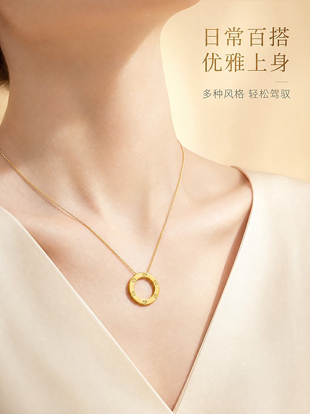 [主图-3] 北臣 BEI CHEN 黄金套链 圆环米字花吊坠款 佩戴效果展示。
[统一基调] 高级轻奢珠宝风，背景为奶油香槟金渐变柔光背景，整体色调温暖雅致，字体为纤细优雅的衬线体，标题字色为深金色，辅助字色为浅棕灰色，无厚重色块，无边框，克制精致。
[画面] 女性颈部局部佩戴展示，仅展示锁骨以上至下巴以下的颈部与锁骨区域，不出现面部。模特肤色白皙，穿着米白色简约V领上衣，黄金套链自然垂落在锁骨上方，圆环吊坠位于锁骨中间位置，展示佩戴比例与贴肤效果。链条长度适中，吊坠大小与颈部比例协调，金色与肤色形成优雅对比。背景为柔和的奶油香槟金渐变，整体氛围高级日常。产品外观与原图一致：圆环吊坠配米字花纹，细链设计，足金黄金色泽。
[光影质感] 自然光感珠宝摄影质感，柔和侧前方主光，颈部皮肤有自然光影过渡，黄金吊坠表面有真实的环境反光，贴肤处有自然阴影，整体通透干净。
[配色] 主背景奶油香槟金，产品黄金色，模特肤色自然白皙，上衣米白色，文字深金色与浅棕灰色。
[文字版式] 画面右上角两行文字，上方大标题为「日常百搭 优雅上身」，下方小字为「多种风格 轻松驾驭」，字体纤细优雅，字号有层级对比，文字位于负空间不遮挡佩戴主体。
[输出要求] 比例3:4，文字清晰可读，产品佩戴效果自然真实，金属质感通透。负向：变形、错字、模糊、杂乱、水印、平台Logo、面部出现、塑料感高光、皮肤瑕疵、穿模、悬浮、链条扭曲。