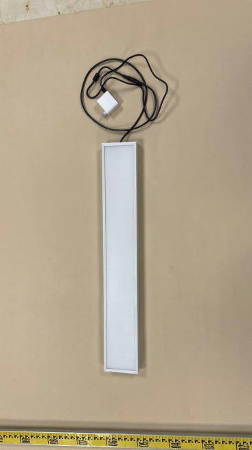 将图片的背景替换为干净的米色，保留主体长条形灯具、充电器、黑色电线和底部黄色标尺不变，画面自然真实预览效果