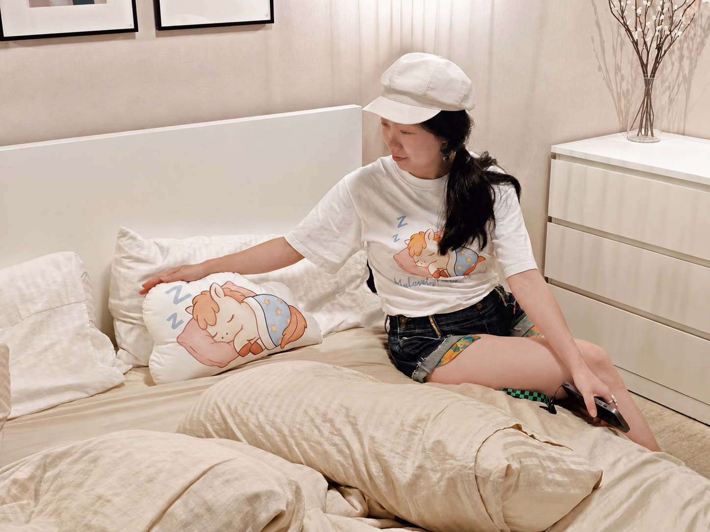 去除图片中所有的价格标签：包括帽子后方墙上悬挂的价格标签，以及… - 图片创意预览