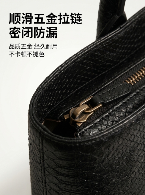 [主图] 黑色蛇皮纹通勤托特包拉链细节特写图，添加营销词展示产品卖点。
[氛围风格] 微距细节展示，专业精致商业摄影，突出做工品质。
[画质] 超高清微距商业摄影质感，拉链齿、车线纹理清晰锐利，皮革真预览效果