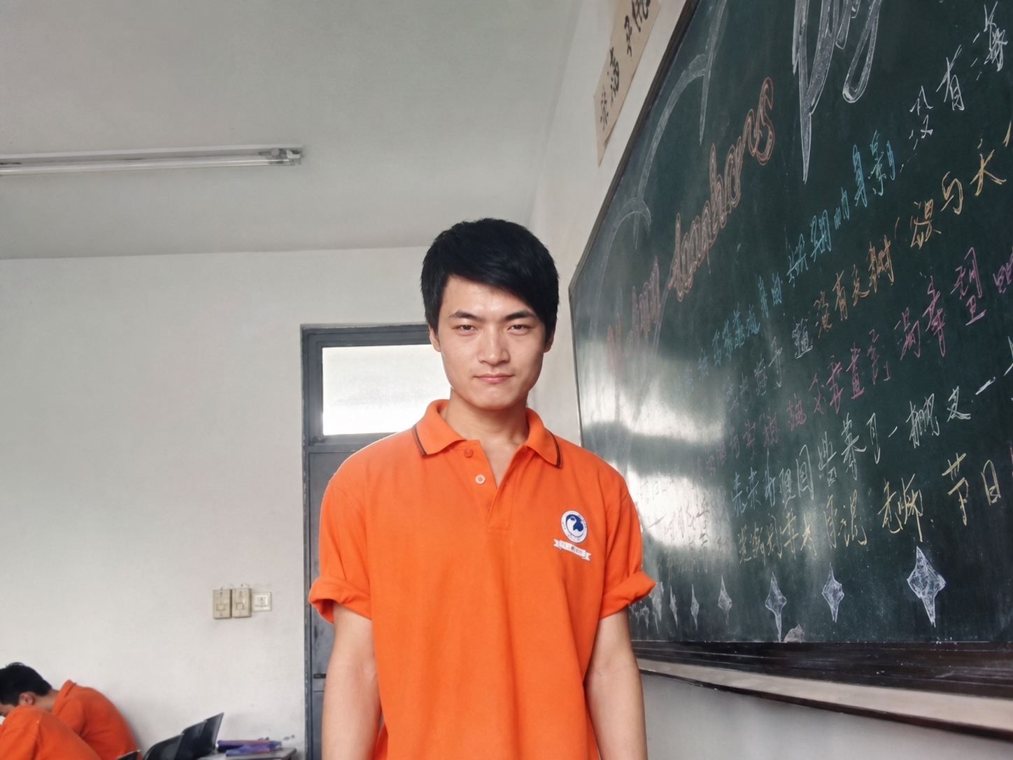 高清还原这张教室老照片，精细修复模糊和低分辨率，极致还原人物面… - 图片创意预览