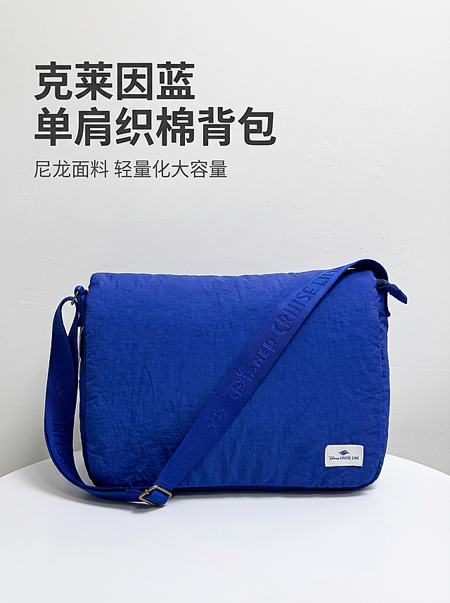 [主图 1] 克莱因蓝单肩斜挎背包产品首图。
[氛围风格] 时尚简约，干净高级，1688源头工厂感。
[画质] 商业摄影质感、光线柔和通透、产品清晰真实、画面干净高级。
[元素] 克莱因蓝单肩织棉背包居中展示，包包整体完整呈现，保持包包外观（物理结构、材质质感、克莱因蓝颜色）与输入产品图绝对一致，杜绝任何变形和色差，精细化处理。商品主体占比严格控制在 60%-80% 之间，画面满屏无边框，背景为干净浅灰白色墙面，简洁不抢主体。
[光影] 正面均匀柔光，主光清晰勾勒包包轮廓，辅光补暗部，高光不溢，暗部有层次，整体通透干净。
[配色] 主色调为标志性克莱因蓝，背景浅灰白色，色彩对比清晰。
[视角构图] 正前方平视，景深适中，包包完整不裁切。
[文字版式] 左上负空间左对齐留安全边距，主标题最大粗体，副标题小一半。主标题 "克莱因蓝 单肩织棉背包" 深灰色粗体无衬线；副标题 "尼龙面料 轻量化大容量" 浅灰色小一号，排版简洁。
[比例分辨率] 3:4 比例，2k 分辨率，文字清晰可辨，超高清。
[负向提示词] 变形，水印，文字错乱，产品图模糊，背景杂乱，色差，遮挡主体。