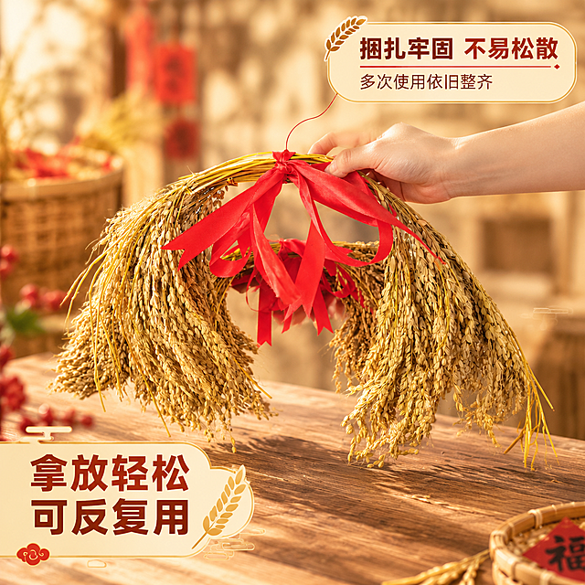 [商品] 使用【图2】手持稻穗捆红绳装饰束；保留干稻穗金黄质感、红绳鲜亮正红色、弧形造型、手部自然持握姿势；产品结构、颜色、比例保持不变，手部姿态自然真实。
[画面] 目标：手持摆放动态演示，展示使用便捷性与可反复使用特点。构图：对角线动态构图，手从右上方向左下方摆放产品，占画面55%；产品下方为木质台面，背景为虚化的暖米色摊位环境；带有轻微动态感，体现摆放动作。阅读动线：从手的位置跟随动作到产品落点，文字位于左下和右上留白。
[视觉] 套系策略：风格=国风丰收喜庆商业摄影；标题字=阿里巴巴普惠体粗体；正文字=阿里巴巴普惠体常规；主色=暖金稻黄色；背景延展=基于暖金稻黄做深浅渐变、同色系肌理质感、竹编/麻布纹理点缀；强调色=正红色，仅用于小面积图标、引线和重点文字高亮；标题色=深棕红；正文色=深暖棕；组件=圆角米黄色信息卡、细金线引线、稻穗装饰元素；光影=左前侧暖金色柔光，手部和产品主体清晰。
[文字] 左下主标题：拿放轻松 可反复用；右上配说明：捆扎牢固 不易松散 多次使用依旧整齐；文字位于留白处，不遮挡手部和产品主体。
[规格] 图片比例1:1，分辨率4K，quality=medium；负向提示：避免变形、错字、文字过小、冷蓝/冷灰背景、产品颜色改变、手部失真、极限词、违禁词、天然/环保/原生态等违规词。