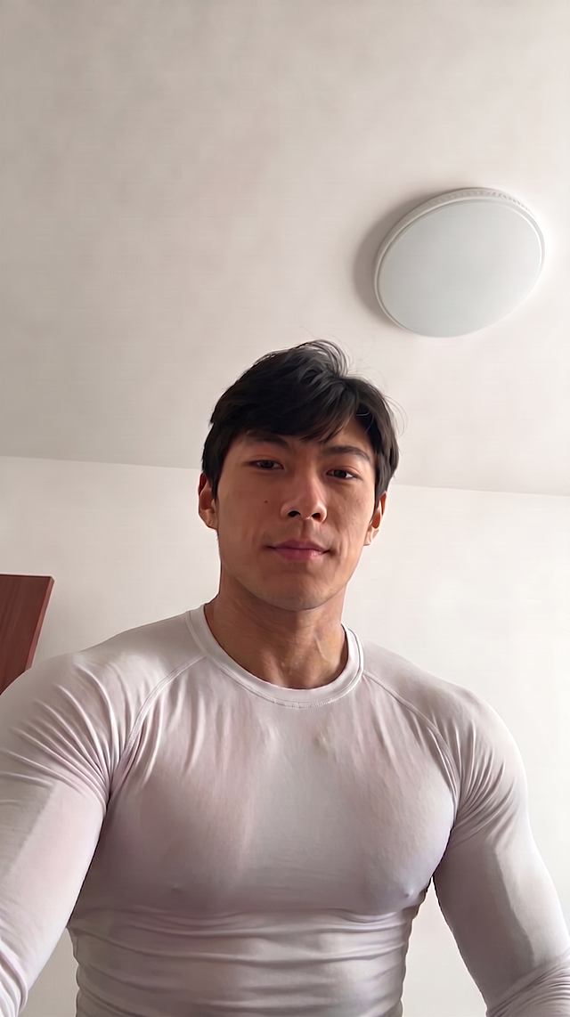移除图片右下角的水印，保留模特、衣服和背景所有内容不变，修复右下角区域，保持画面完整真实自然