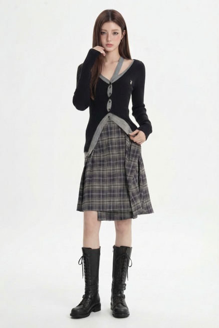 将第一张图片原假模的头部替换为第二张图片中的真人头部，脚部替换为第三张图片的黑色长靴，保持原图整体姿势、服装（黑色针织开衫+灰色格纹半身裙）、纯白色背景和构图不变预览效果