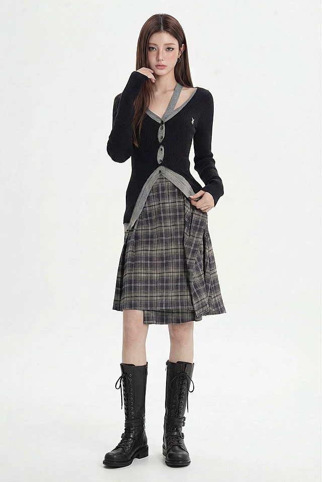 将第一张图片原假模的头部替换为第二张图片中的真人头部，脚部替换为第三张图片的黑色长靴，保持原图整体姿势、服装（黑色针织开衫+灰色格纹半身裙）、纯白色背景和构图不变