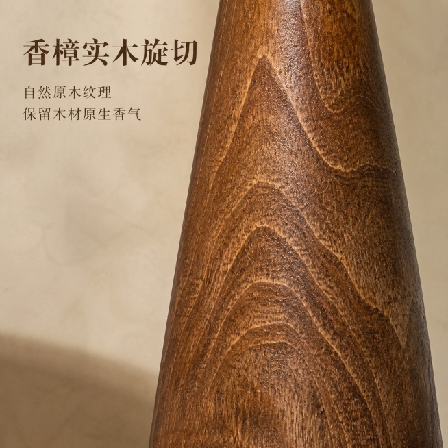 [主图-2]香樟实木旋切材质特写主图。氛围风格：高级质感静物展示，复古细腻。画质：商业摄影质感，清晰度高，材质纹理真实。元素：香樟实木台灯底座和旋切纹理局部特写，完整保留实木自然纹理，保持木质颜色和纹预览效果