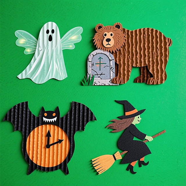 4 个万圣节元素，上下两行整齐排列，分别是：长着翅膀的幽灵、一只棕熊倚靠在墓碑旁、蝙蝠造型的钟表、女巫骑着扫帚，绿色背景