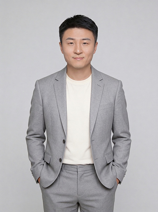 只需要微调，不要改变样貌，脸稍微瘦一点点，皱纹稍微少一点就可以