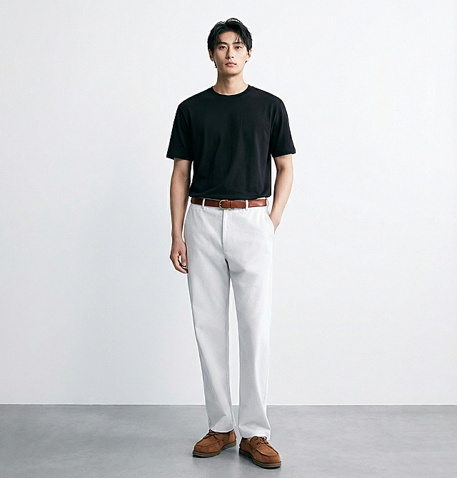 服装贴合：将白底图穿到模特身上。衣服完全贴合模特身形，无违和感，保留白底图衣服原有版型 
场景：灰色地面与白色背景，光线自然，背景简洁
画质要求：写实，8k，高细节，对焦清晰，光线自然，无变形