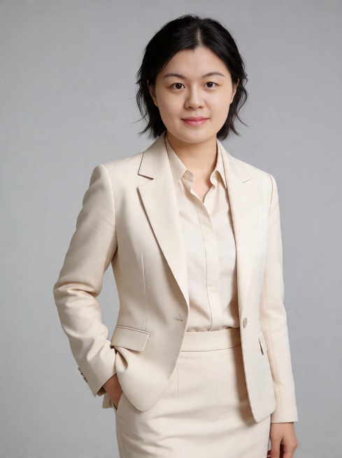 参考图中保留人物脸型、发型、年龄等特征生成职场形象照,标准焦段50mm,f/4光圈(f/2.8-f/4区间),平视视角(镜头与人物视线齐平);人物占画面70%,人物居中(居中构图),位于画面中心,为视预览效果