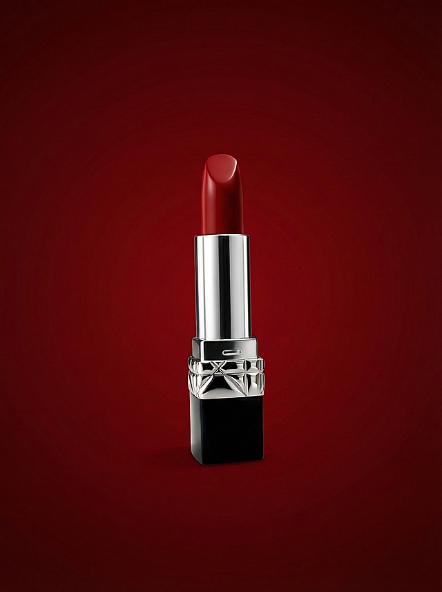 将产品进行商业级精修，去除瑕疵、划痕，光影立体感强烈，材质明暗关系强烈，提升整体质感和高级感，整体亮度提高。背景更换为中国红