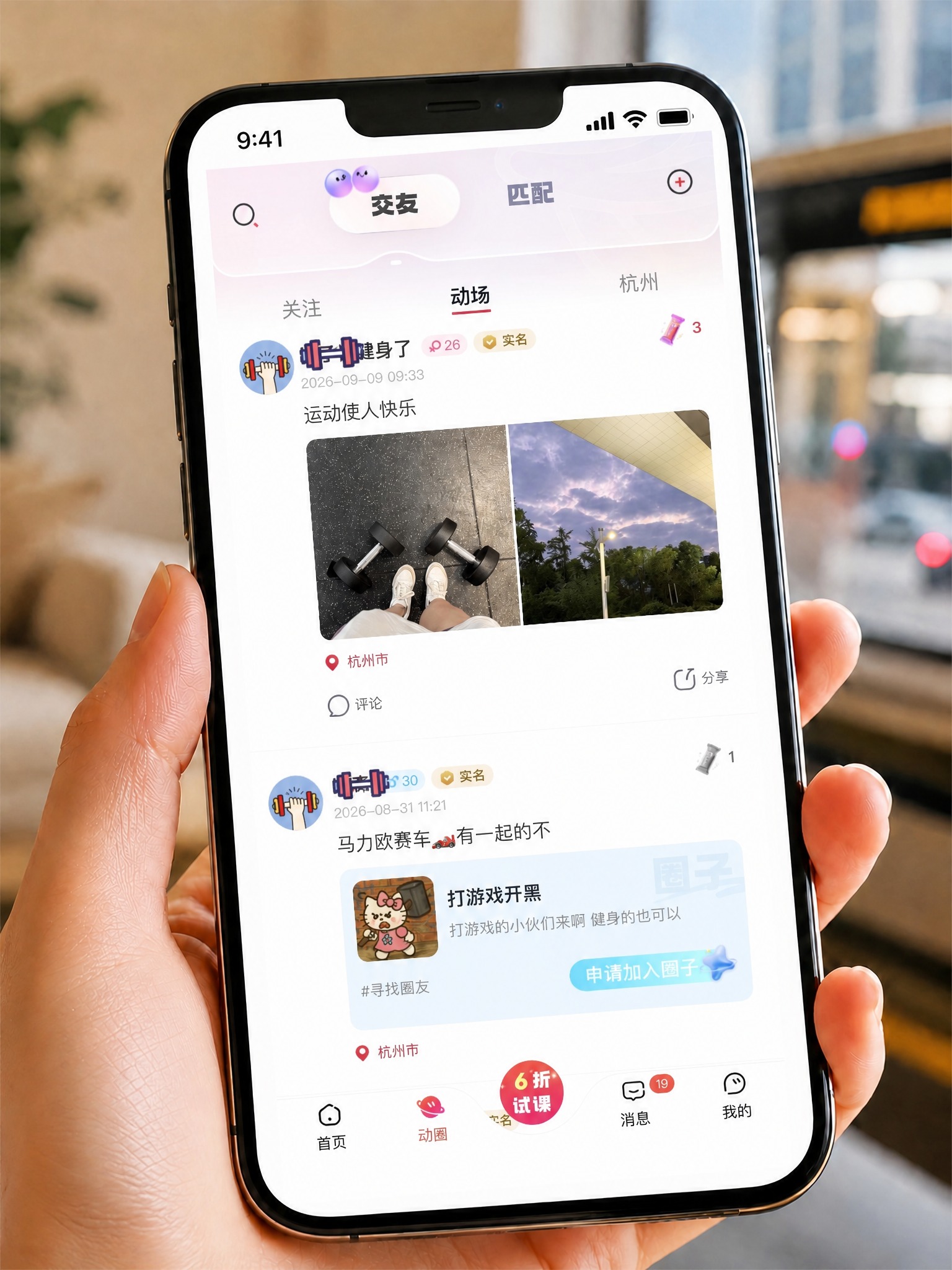 图生图局部编辑：将画面左下角手腕处可见的针织毛衣袖口布料抹除，… - 图片创意预览