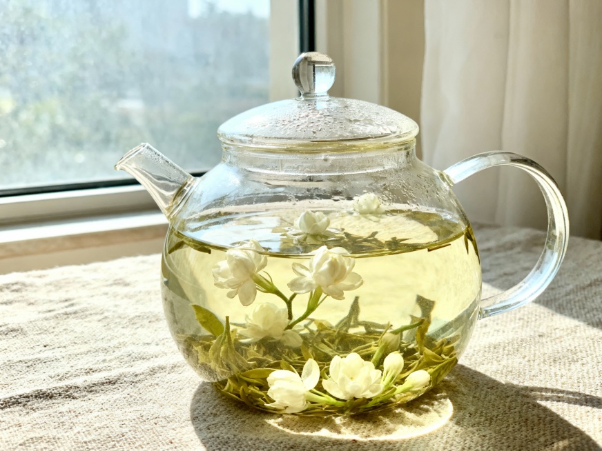 就按照这种，绿茶加茉莉花，在多生成几张不同角度的场景图，有一张冲泡出来预览效果