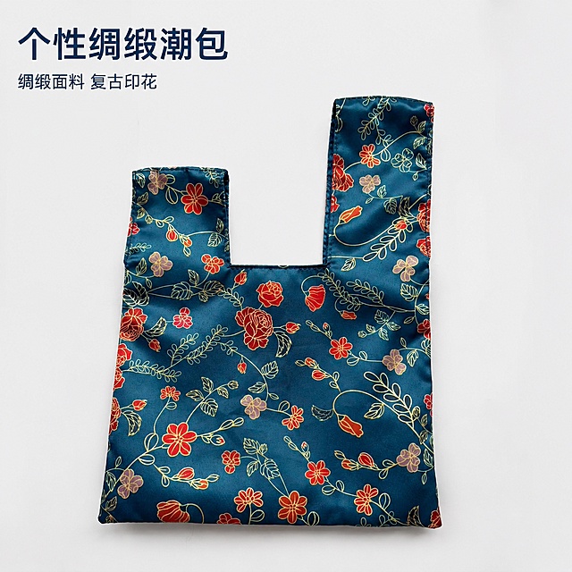 「图片1」，生成一套主图（5张），商品名称是伴手礼个性潮包，卖点是绸缎面料，适配1688平台，主图比例为1:1「图片1」
