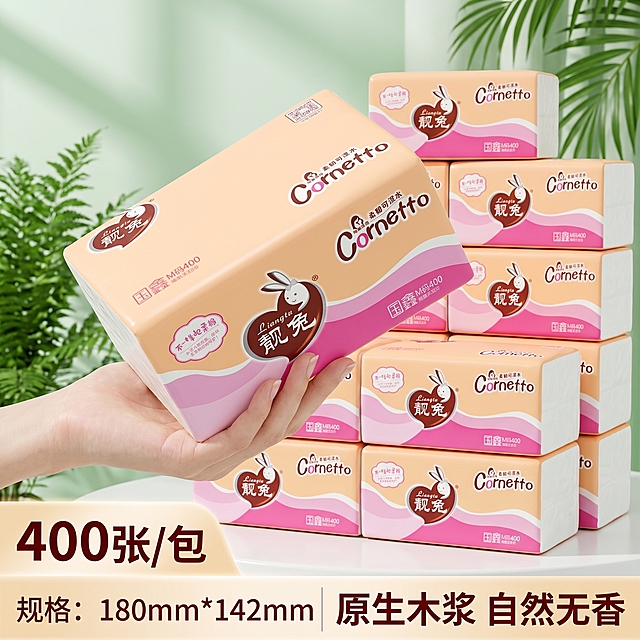纸巾产品展示，产品为靓兔抽纸，形成饱满的产品阵列，一只肤色白皙的手拿着其中1包斜45度摆放靠前占画面70%，保留原包装设计。背景浅色+绿色植物，点缀不抢主体。整体色调清新柔和，干净明亮，电商主图质感，高清8K，无水印，无多余文字，画面层次清晰，重点突出，让包装更高级大包。左下角添加醒目的"400张/包"大字；底部添加横幅文字："规格：180mm*142mm" "原生木浆 自然无香"，文字清晰不遮挡主体，整体尺寸为1:1正方形，无水印、无脏污、无过重阴影、无透视崩坏、无边缘裁切不全