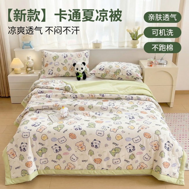 [主图 1] 卡通印花夏凉被氛围展示首图
[氛围风格] 清新温馨居家风格，自然柔和光线，清爽舒适氛围
[画面元素] 商业摄影质感、光线柔和通透、产品清晰真实、画面干净高级。保持原图产品外观（米白底绿边预览效果