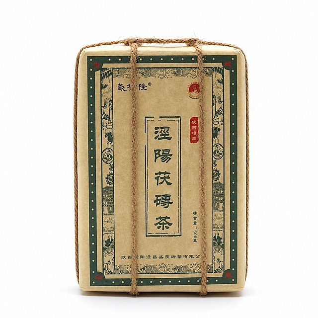 产品精修，产品置于纯白背景上，专业商业棚拍光，5500K标准中性白光，轮廓光，体积光，曝光正确，强烈真实立体感，标准透视校正，正常透视焦段，保持正视图机位，接地处保留干净浅淡的自然接触阴影，严禁大片投影、脏灰阴影和悬浮感，主体居中，商品完整入画不裁切，商品外轮廓视觉体量约画面60%-80%，四边均匀留白约10%-20%，严禁满幅铺满与贴边顶满，极致超清画质，细节清晰锐利，商业级实拍质感，保留原图真实材质与结构细节，明显提升商品表面洁净度，清理灰尘、污渍，让表面干净可售卖，修复边缘毛糙，边缘自然清晰过渡，基于原图材质恢复纹理、工艺细节，避免糊成塑料感，严格锁定原图商品颜色，保留原图偏米黄牛皮纸的颜色倾向，严禁提白、漂白、冷白化、去色或融入白底，锁定原图商品轮廓、件数、部件位置、连接关系、标签文字和可见功能细节，只做精修不重绘结构，麻绳捆绑保留原有形态与位置，包装纸文字与图案清晰完整，牛皮纸包装主体：布艺/纸质纤维质感自然，纸纹方向清晰，纤维层次真实，麻绳捆绑部分：天然纤维麻绳质感，粗糙纹理真实自然，正视图，标准透视校正，正常透视焦段，保持同类机位，比例1:1