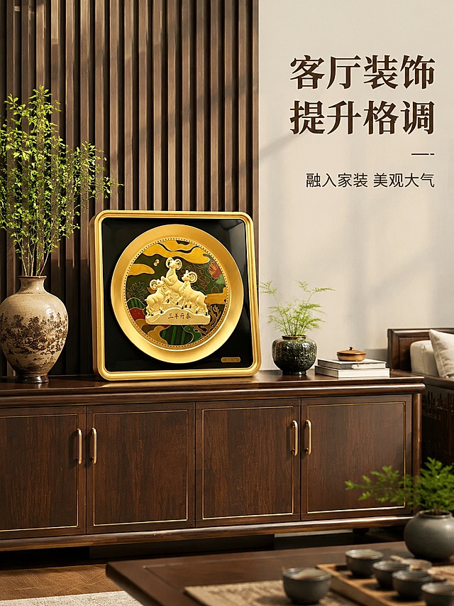 [第4屏] 客厅场景展示-三羊开泰摆件客厅边柜摆放效果。本屏使用【图1】作为商品主体。
[氛围/风格] 新中式客厅，温馨大气，居家生活氛围感。
[元素布局] 三羊开泰摆件放置在新中式风格客厅的实木边柜中央位置，边柜上搭配陶瓷花瓶与绿植，后方是实木格栅背景墙，整体空间搭配和谐自然，展示摆件融入客厅家装的真实效果，保持产品外观、颜色、尺寸与原图一致，主体占比约55%。
[光影质感] 客厅自然光，光线柔和均匀，整体氛围温暖通透，金色摆件光泽自然不刺眼。
[配色色系] 实木深棕色为主，金色点缀，格栅深灰搭配，整体配色沉稳大气，符合新中式风格。
[视角构图] 平视视角，展示完整边柜场景，空间层次清晰。
[文字版式] 右上标题「客厅装饰 提升格调」，深棕色粗体；下方说明「融入家装 美观大气」，深棕色小字，文字不遮挡产品。
[比例分辨率] 3:4竖版比例，4K分辨率，文字清晰可辨，高清画质。
[负向提示词] 变形，文字错乱，缺件错件，颜色偏差，水印，产品图模糊，背景杂乱。