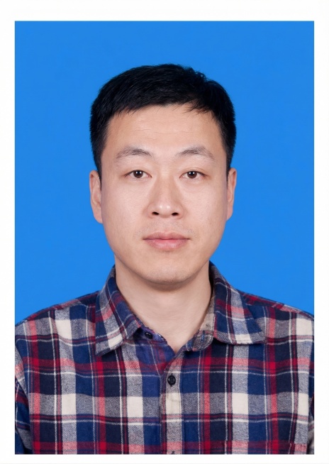 修复这张证件照，提升清晰度，去除模糊和噪点，还原人像和背景原本的真实样貌，保持原有的蓝色背景、人物的五官、发型、格子衬衫的样式不变，整体自然真实预览效果