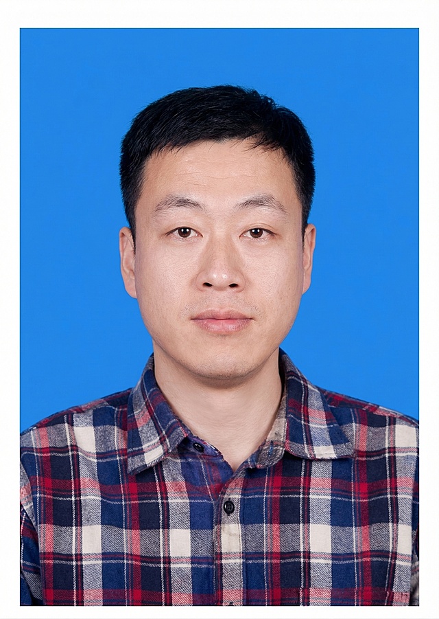 修复这张证件照，提升清晰度，去除模糊和噪点，还原人像和背景原本的真实样貌，保持原有的蓝色背景、人物的五官、发型、格子衬衫的样式不变，整体自然真实