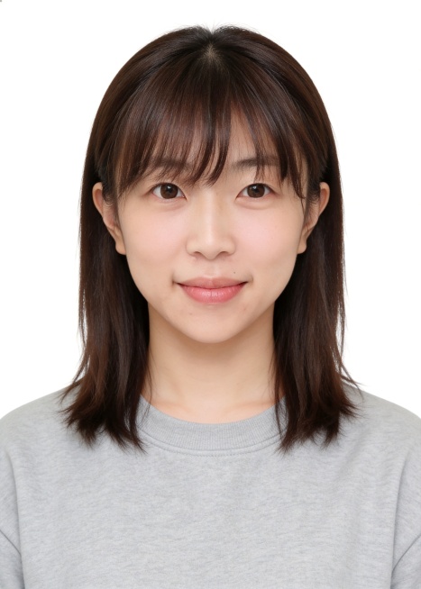保留第一张图中人物发型､脸型､年龄特征生成标准样式纯正面证件照;人物主体严格居中,头部大小与位置严格对齐第二张图,双肩水平平衡,面部中轴线对齐画面中心,正视前方;标准证件照构图,人物绝对居中;头顶上方预览效果